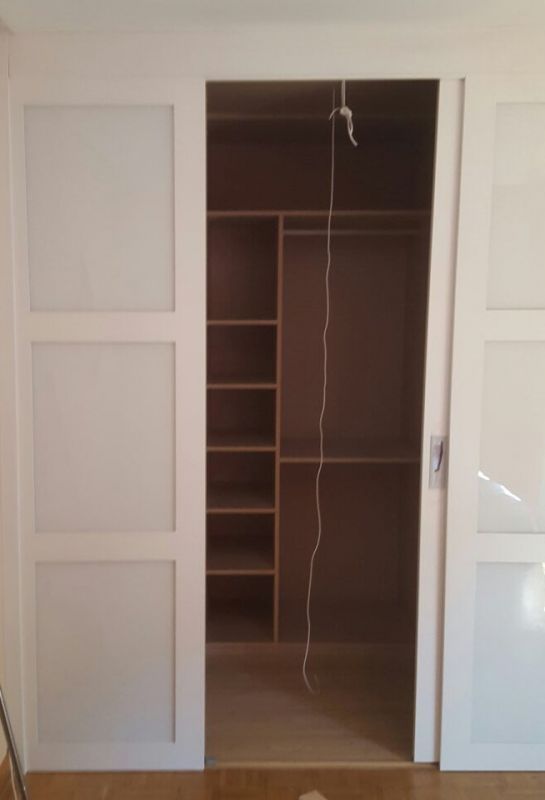 VE37 ENTRADA A VESTIDOR CON PUERTAS CORREDERAS