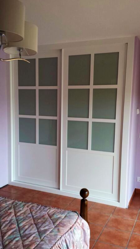 FC82 FRENTE CORREDERO CUADROS LACADO BLANCO Y CRISTAL LACADO BLANCO CON VENTANA. PERFILES LACADO BLANCO