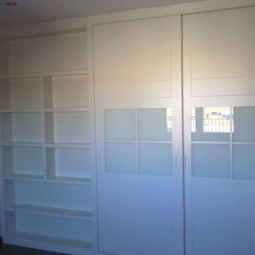 FC118 FRENTE CORREDERO LACADO BLANCO CUADROS CON LINEAS Y CRISTAL LACADO BLANCO CON VENTANA