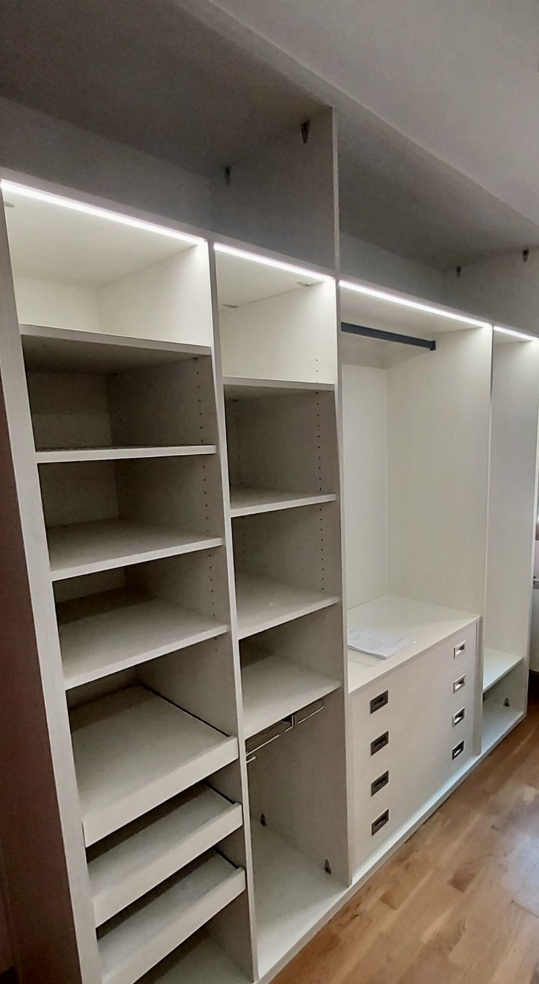 IA241 INTERIOR BLANCO CON BALDAS FIJAS Y EXTRAIBLES, PANTALONERO, CAJONERA Y BARRA EN GRAFITO