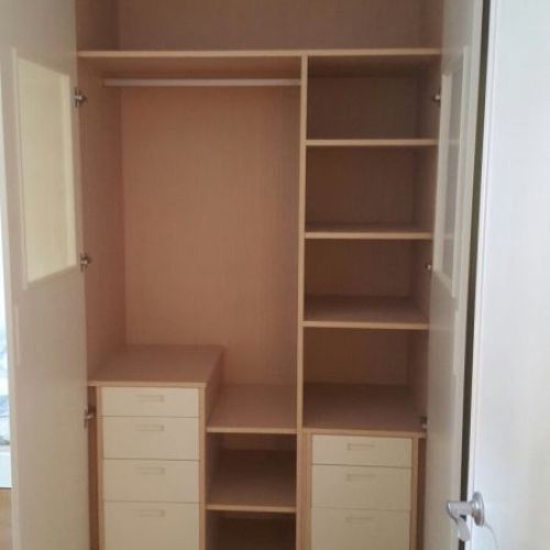 IA96 INTERIOR MELAMINADO HAYA BLANCA COMBINADA CON CAJONES LACADOS BLANCOS CON UÑERO
