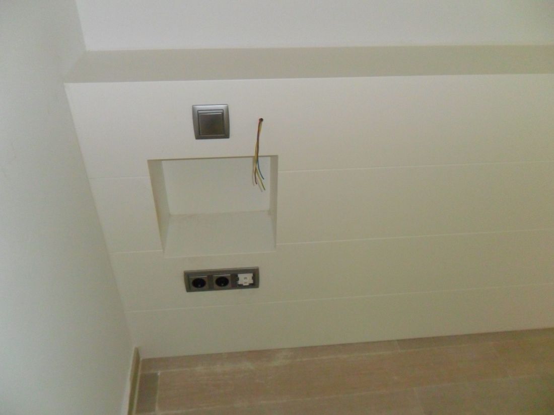 MU31 DETALLE DE LOS ESTANTES Y LA ELECTRICIDAD INTEGRADA